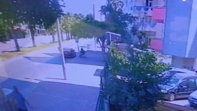 Antalya’nın Muratpaşa ilçesinde bir kadın, yanında küçük çocuğuyla bankta otururken,