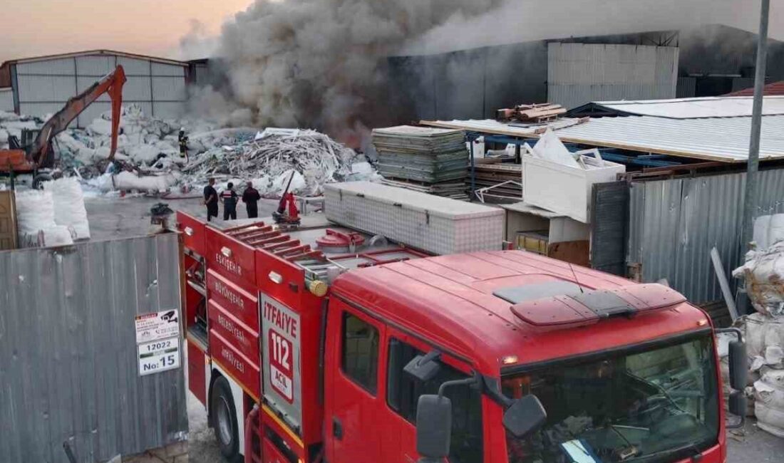 Eskişehir’de bir geri dönüşüm tesisinde meydana gelen yangın, itfaiye ekiplerinin