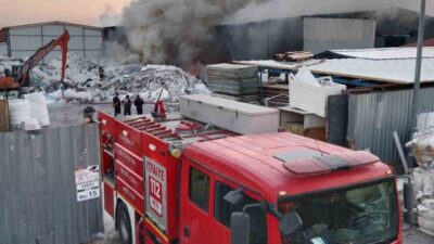 Eskişehir’de bir geri dönüşüm tesisinde meydana gelen yangın, itfaiye ekiplerinin