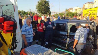 Eynesil ilçesinde meydana gelen trafik kazasında, iki otomobil kavşakta çarpıştı