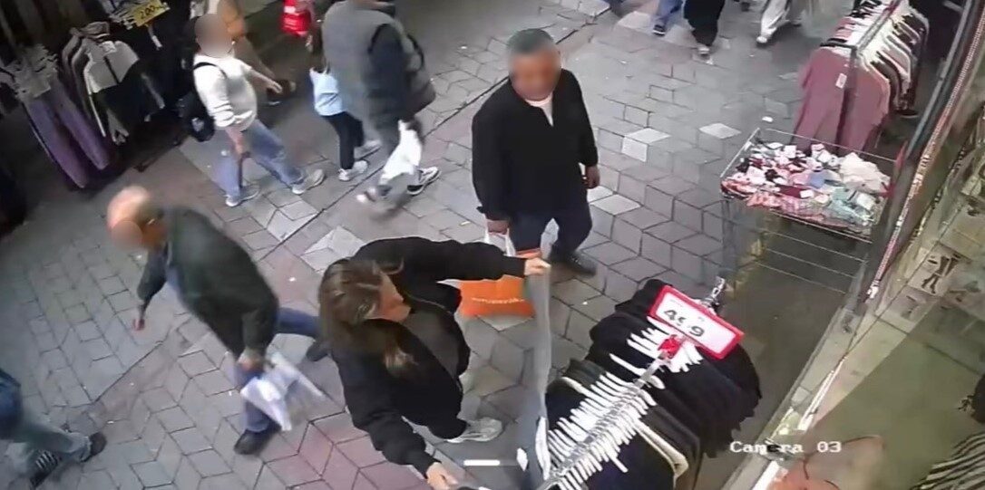 Samsun’da iddiaya göre iki farklı giyim mağazasından hırsızlık yapan bir