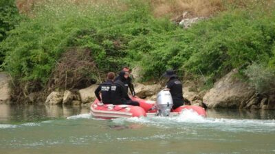 Adıyaman’ın Besni ilçesinde, serinlemek amacıyla Göksu Çayı’na giren ve akıntıya