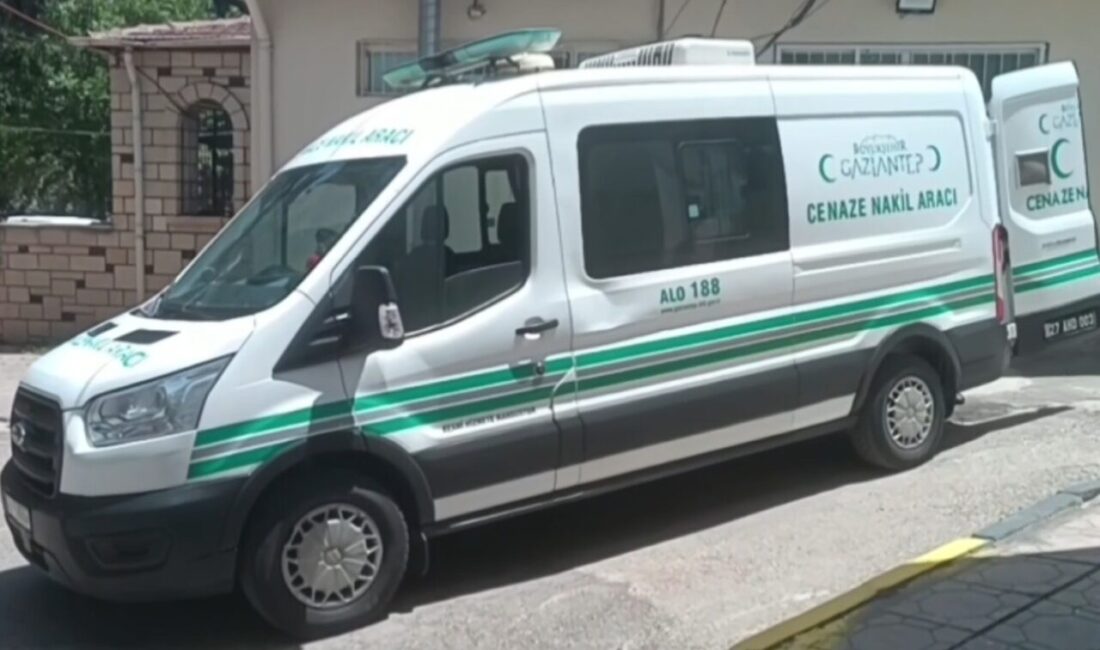 Nizip ilçesinde, bir çiftçinin gömleğinin ağaç dalına takılması sonucu traktörün
