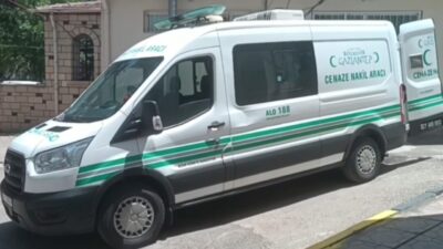 Nizip ilçesinde, bir çiftçinin gömleğinin ağaç dalına takılması sonucu traktörün