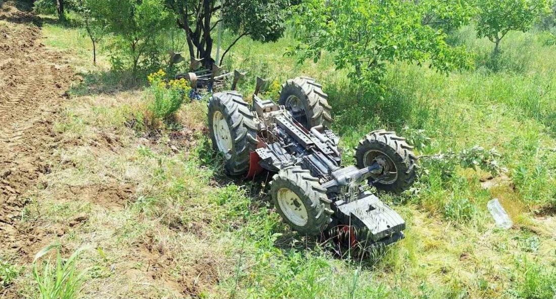 Manisa’nın Gördes ilçesinde bir tarlayı sürerken toprak setin çökmesi sonucu