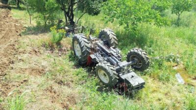 Manisa’nın Gördes ilçesinde bir tarlayı sürerken toprak setin çökmesi sonucu