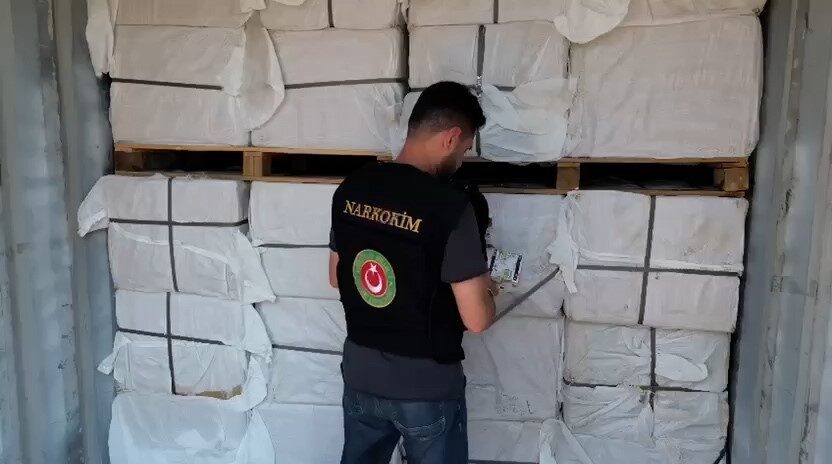 Mersin Limanı’nda gerçekleşen 2 ayrı operasyonda, Gümrükler Muhafaza ekipleri toplam
