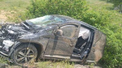 Kelkit ilçesinde meydana gelen trafik kazasında hafif ticari aracın şarampole