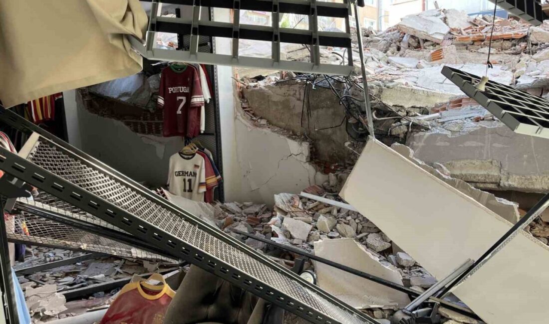 Güngören’de kentsel dönüşüm kapsamında yıkım işlemlerine hazırlanan 5 katlı bir