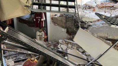 Güngören’de kentsel dönüşüm kapsamında yıkım işlemlerine hazırlanan 5 katlı bir