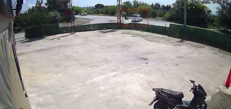 Hatay’da, İsalı Mahallesi’nde meydana gelen trafik kazasında, dönüş yapmak isteyen