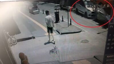 Manavgat ilçesinde meydana gelen trafik kazasında hafif ticari araçlar çarpıştı.