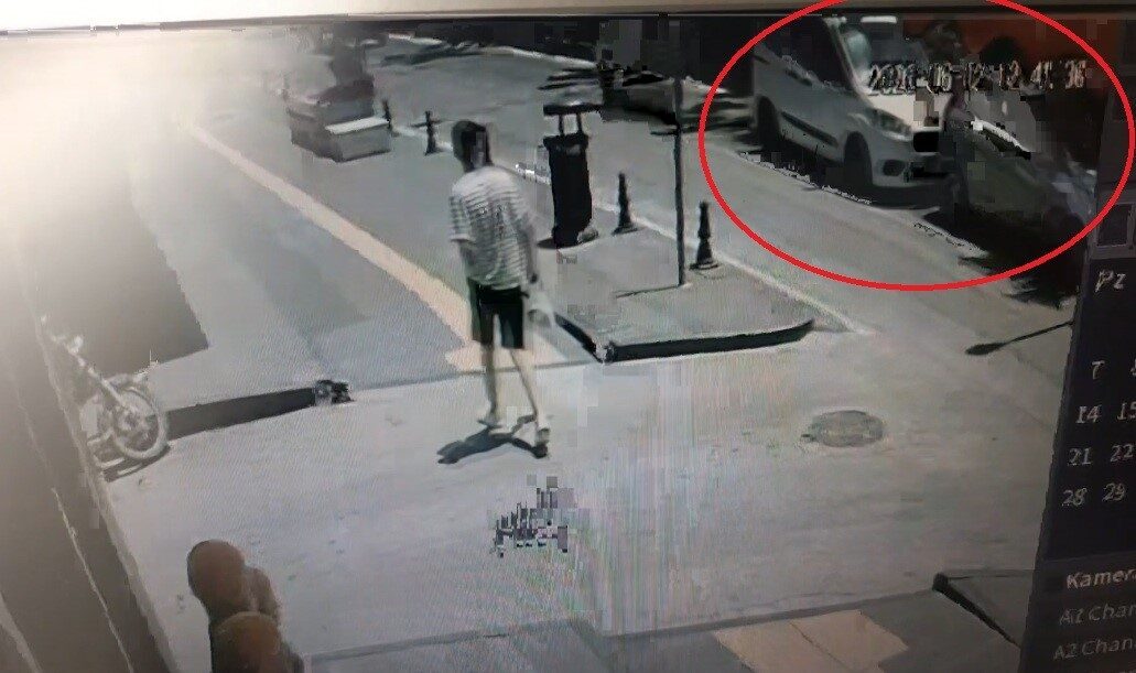 Manavgat ilçesinde meydana gelen trafik kazasında hafif ticari araçlar çarpıştı.