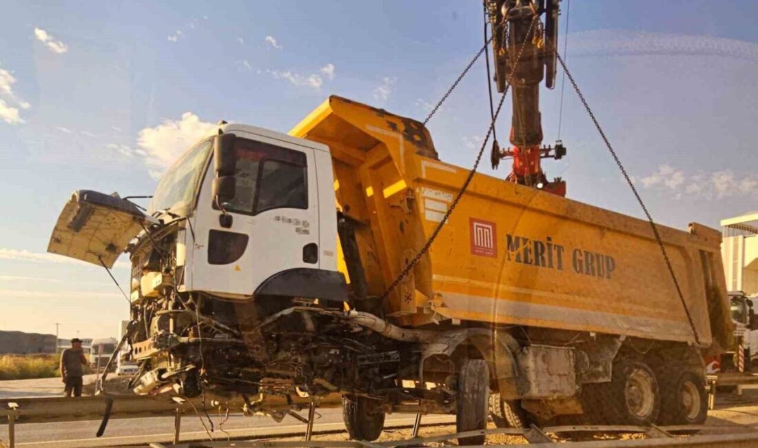 Bursa’da bir hafriyat kamyonu kontrolden çıkarak refüje çarptı ve bu