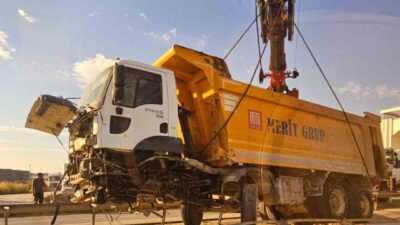 Bursa’da bir hafriyat kamyonu kontrolden çıkarak refüje çarptı ve bu