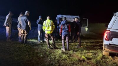 Hakkâri’de pancar toplamak için arazide mahsur kalan 8 kişi, araçlarının