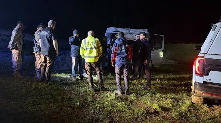 Hakkâri’de pancar toplamak için arazide mahsur kalan 8 kişi, araçlarının