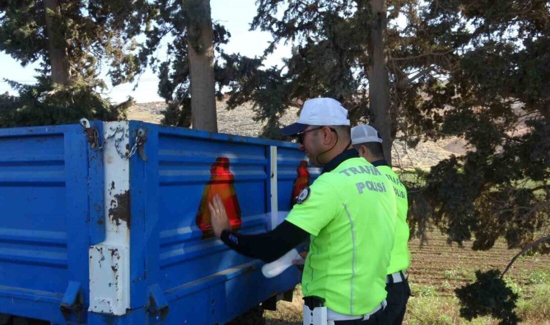 Hatay’da, polis ekipleri hasat döneminde traktör kazalarını azaltmak için reflektör