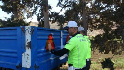 Hatay’da, polis ekipleri hasat döneminde traktör kazalarını azaltmak için reflektör