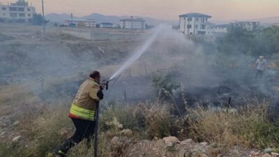Hassa ilçesindeki bir bahçede başlayan yangın, itfaiye ekiplerinin hızlı müdahalesi