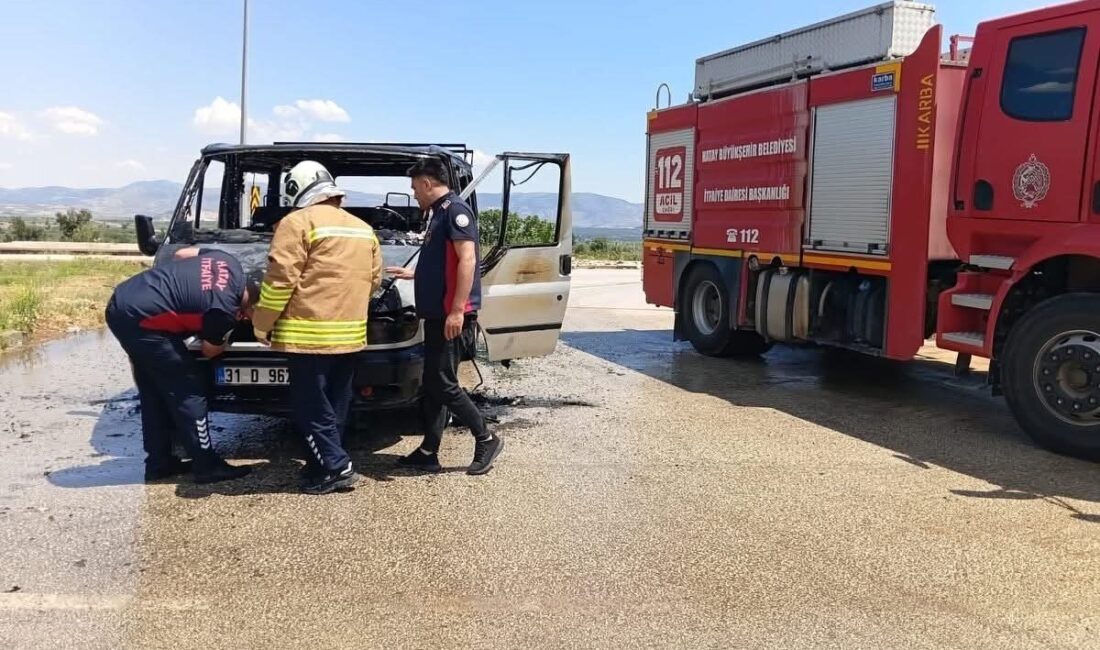 Hatay’ın Hassa ilçesine bağlı Tiyek Mahallesi’nde seyir halindeyken motor kısmı