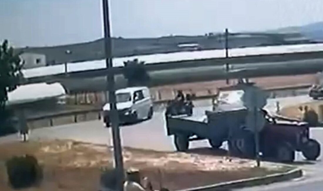 İzmir’in Menderes ilçesinde bir motosiklet sürücüsü, panelvanın sağ şeritten hatalı