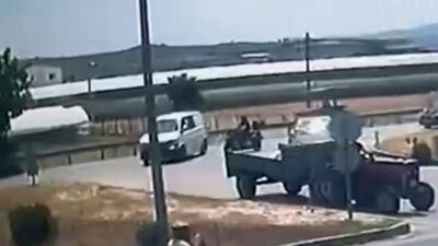 İzmir’in Menderes ilçesinde bir motosiklet sürücüsü, panelvanın sağ şeritten hatalı