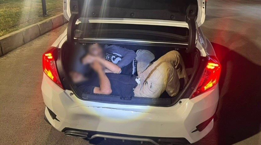 Hatay’da polis ekipleri tarafından yapılan operasyonlarda 15 kaçak göçmen yakalandı.