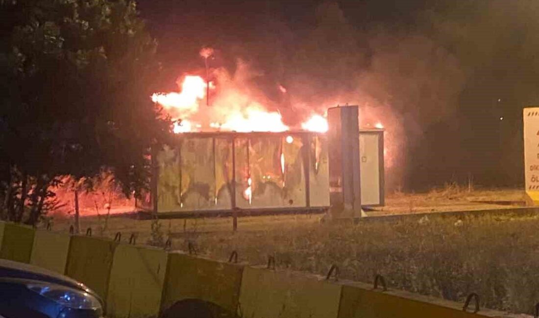 Hatay’ın Kırıkhan ilçesinde bulunan boş bir konteyner, Alsancak Mahallesi’nde çıkan