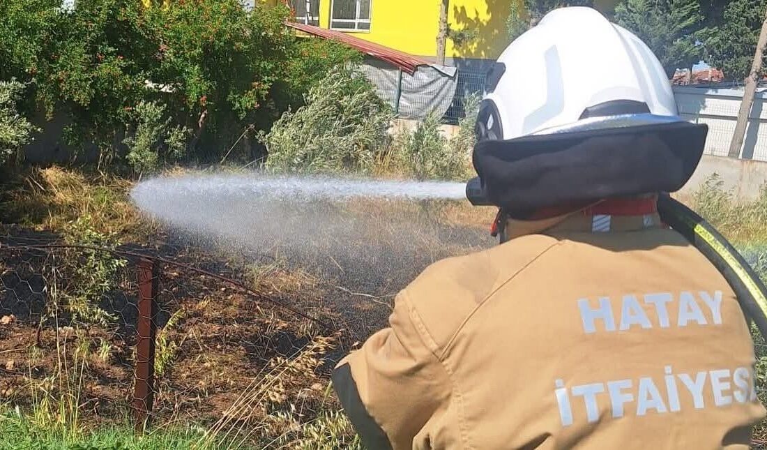 Hatay’ın Altınözü ve Arsuz ilçelerinde bahçede başlayan yangın, hızlı bir
