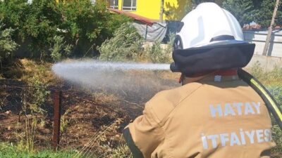Hatay’ın Altınözü ve Arsuz ilçelerinde bahçede başlayan yangın, hızlı bir