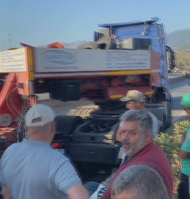 İskenderun ilçesinde meydana gelen tır devrilmesi sonucu yol trafiğe kapandı.