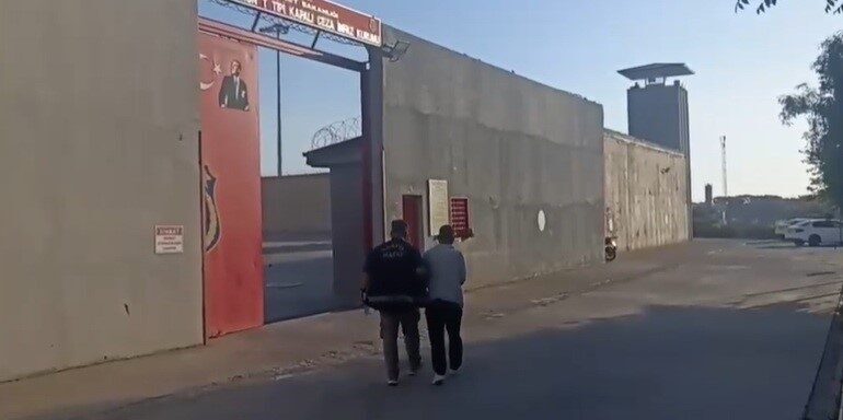 Hatay’ın Erzin ilçesinde, basit yaralama suçlarından aranan 2 şahıs polis
