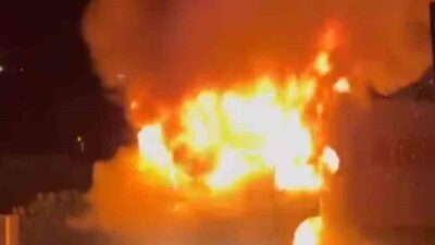 Hatay’ın Kırıkhan ilçesinde seyir halindeki bir tır, çıkan yangın sonucunda