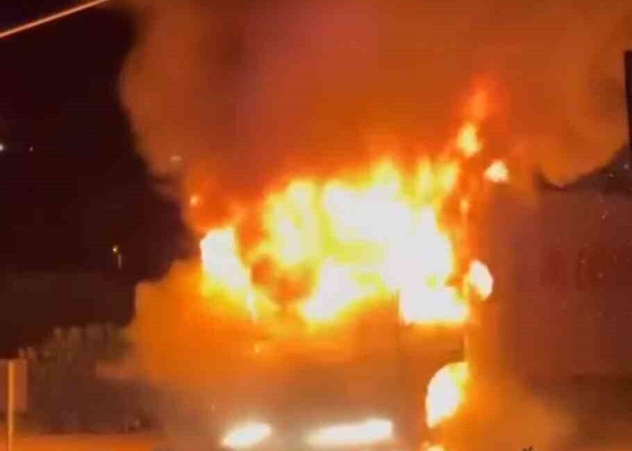 Hatay’ın Kırıkhan ilçesinde seyir halindeki bir tır, çıkan yangın sonucunda