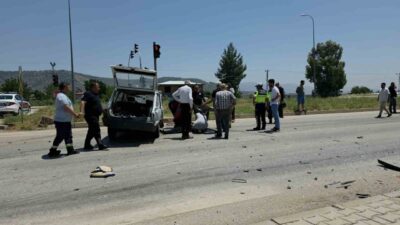 Hatay’ın Hassa ilçesinde meydana gelen trafik kazasında, Ardıçlı Mahallesi’nde seyir