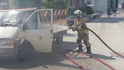 Samandağ ilçesinde seyir halindeki bir kamyonet, Atatürk Mahallesi’nde alevlere teslim