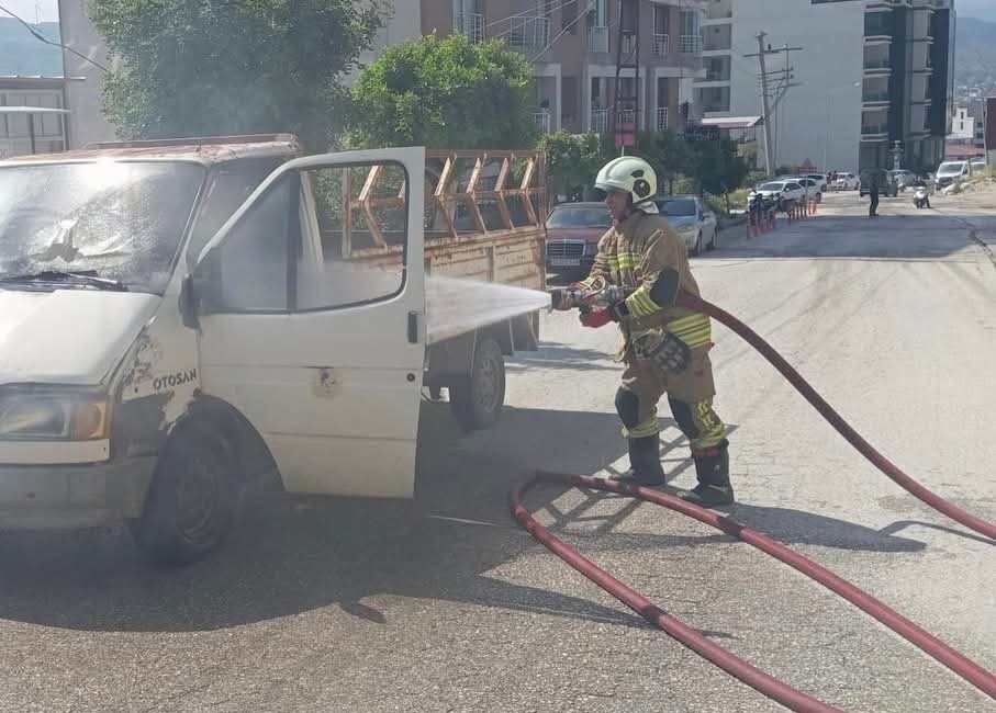 Samandağ ilçesinde seyir halindeki bir kamyonet, Atatürk Mahallesi’nde alevlere teslim