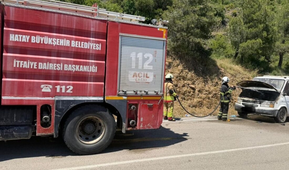 Hatay’ın Kırıkhan ilçesine bağlı Ceylanlı Mahallesi’nde seyir halindeki bir otomobilde