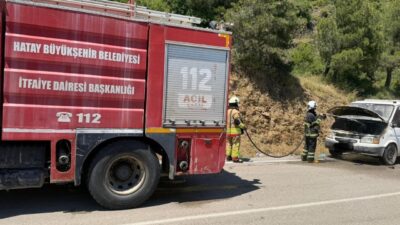 Hatay’ın Kırıkhan ilçesine bağlı Ceylanlı Mahallesi’nde seyir halindeki bir otomobilde