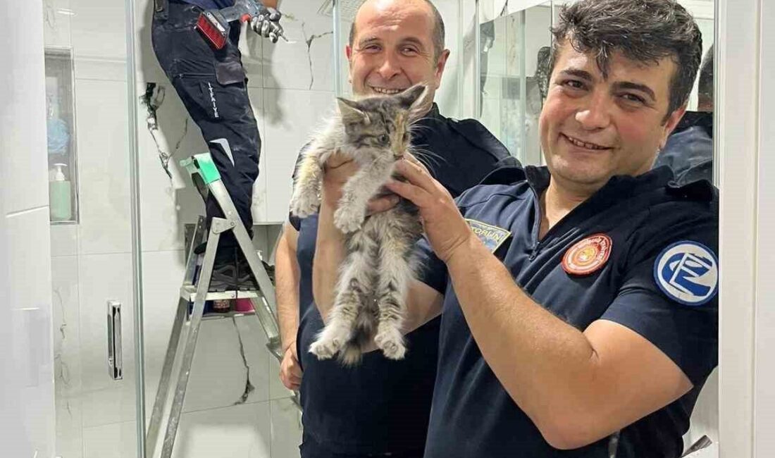 Eskişehir’de, Odunpazarı ilçesi Akarbaşı Mahallesi’nde bir apartmanın havalandırma boşluğuna düşen