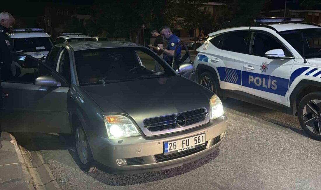Eskişehir’de bir otomobilden havaya ateş eden ve polisler tarafından kovalamaca