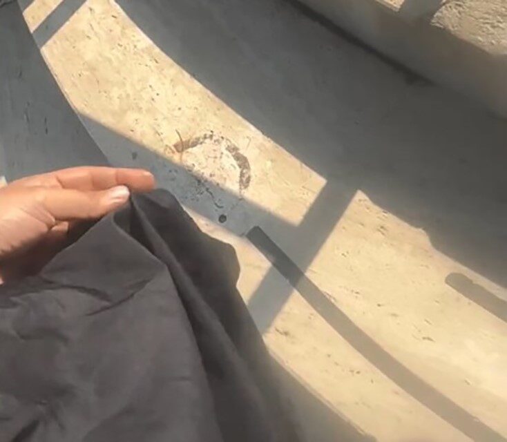 Mersin’in Mezitli ilçesinde, çocuğu havuzda yüzerken tesettürlü mayo giyen bir
