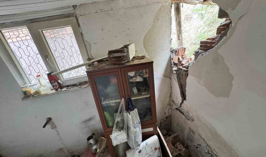 Karabük ilinde meydana gelen bir heyelan, yamaçtan kopan kaya parçalarının