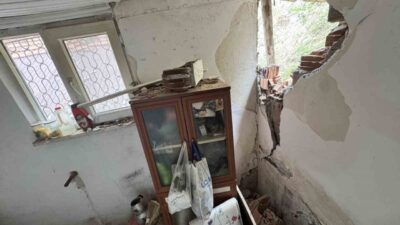 Karabük ilinde meydana gelen bir heyelan, yamaçtan kopan kaya parçalarının