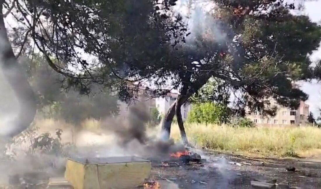 Çorlu ilçesinde bulunan boş bir alanda çıkan yangın, atık eşyaların