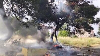 Çorlu ilçesinde bulunan boş bir alanda çıkan yangın, atık eşyaların