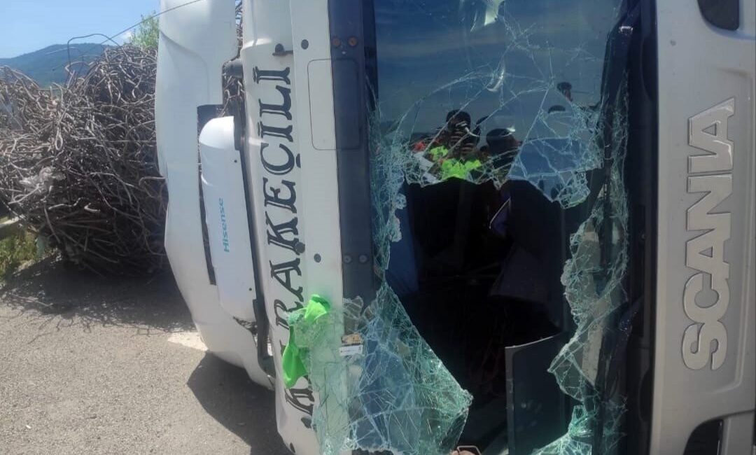 Karabük ilinde hurda inşaat demiri yüklü bir tırın devrilmesi sonucunda