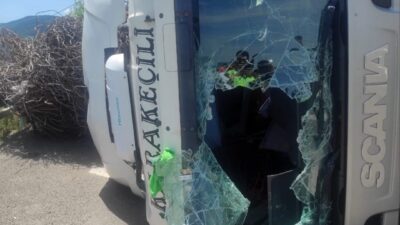 Karabük ilinde hurda inşaat demiri yüklü bir tırın devrilmesi sonucunda