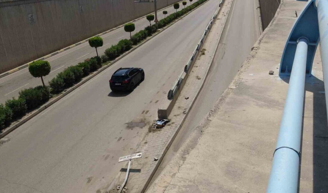Hatay’ın İskenderun ilçesindeki Muammer Aksoy Caddesi’nde alt geçide çarparak hasar